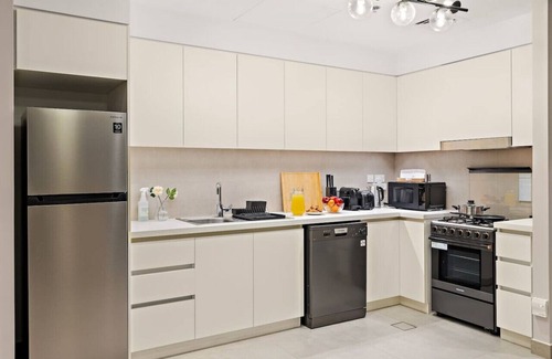 Jadaf Apartment | Chic 2BR Stay at Creek Horizon with Pool, Gym and Prime Dubai Location