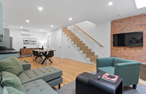 The Danforth Apartment | Chic 2BR Top-Floor Retreat w/Rooftop Near Subway