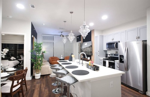 Southtown Apartment | Chic 2BR w/Gym, Parking Near Rvrwalk & Dome