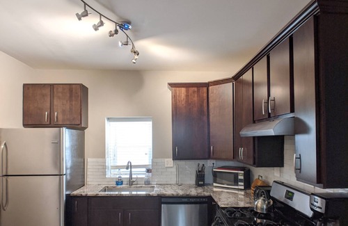 North Center Apartment | Chic 3-bedroom apartment with AC, WiFi in vibrant Roscoe Village