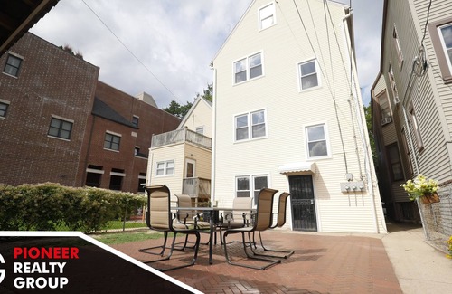 North Center Apartment | Chic 3-bedroom apartment with AC, WiFi in vibrant Roscoe Village