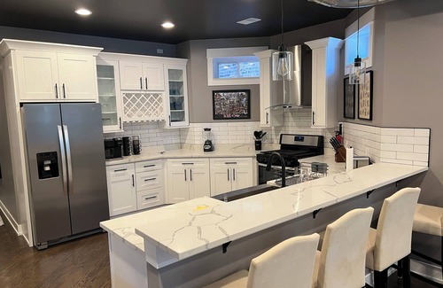 North Lawndale Apartment | Chic 3-bedroom apartment with WiFi and AC in delightful Chicago
