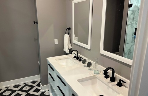 North Lawndale Apartment | Chic 3-bedroom apartment with WiFi and AC in delightful Chicago