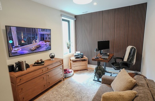 Lakeview Condo | Chic 3-Bedroom Condo in Lakeview Central. Private Rooftop, City & Ballpark Views