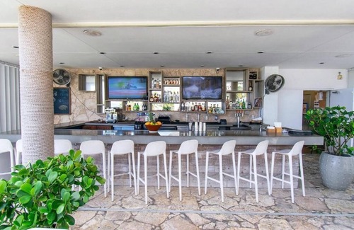 Hallandale Beach Resort | Chic 3-bedroom resort with fitness room, WiFi in fabulous Hollywood