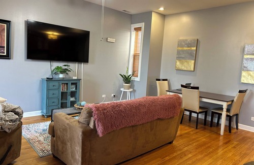 Woodlawn Condo | Chic 3-bedroom well-appointed condo near University of Chicago and Lakeshore
