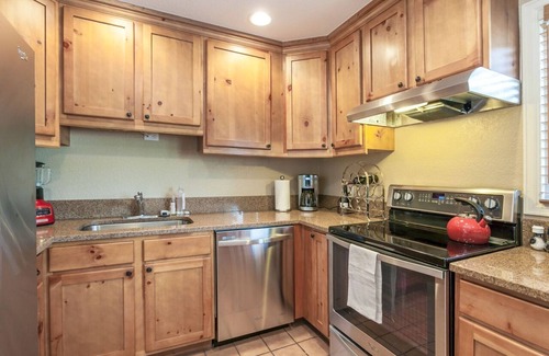 Intermountain Condo | Chic 3-Level Condo w/Private Deck, Hot Tub & BBQ