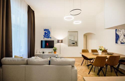 Palace District Apartment | Chic 3BR Gem in the Heart of Budapest- Walk to Krudy St