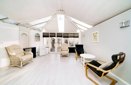 River House | Chic 4-BR Home with Ensuite Bath and Free Parking