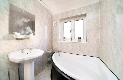 River House | Chic 4-BR Home with Ensuite Bath and Free Parking