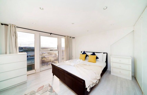River House | Chic 4-BR Home with Ensuite Bath and Free Parking