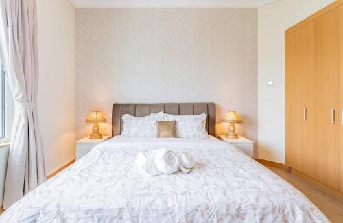 Palm Jumeirah Apartment | Chic 4br Apt Pool Palm Beach Club Dubai