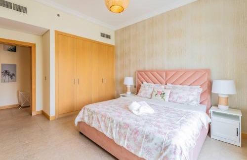 Palm Jumeirah Apartment | Chic 4br Apt Pool Palm Beach Club Dubai