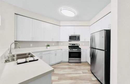 Sparks Apartment | Chic Apt with Jacuzzi, Pool Nr Casino & Shopping