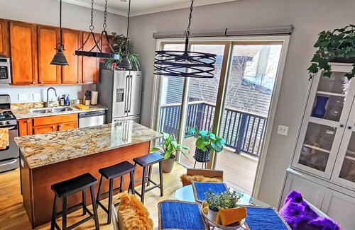 West Town House | Chic ART+1700sqf +3BR Home360° Roof+HotTub+CarGarage+12Guests