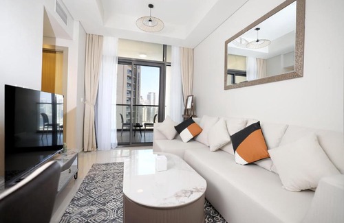 Sheikh Zayed Road Apartment | Chic Aykon City 2-Bedroom Retreat - Business Bay