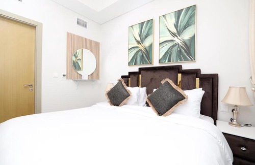 Sheikh Zayed Road Apartment | Chic Aykon City 2-Bedroom Retreat - Business Bay