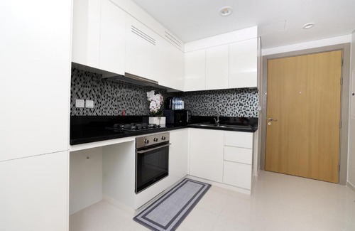Sheikh Zayed Road Apartment | Chic Aykon City 2-Bedroom Retreat - Business Bay