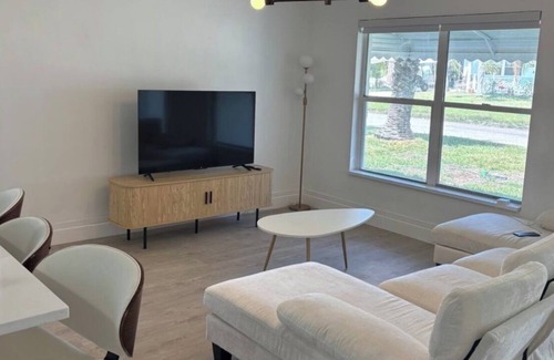 New Port Richey House | Chic Beach House