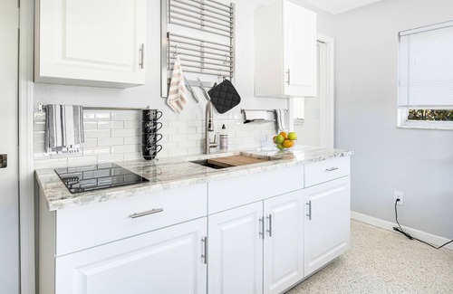 Caloosahatchee Apartment | Chic Cape Coral Studio – Near Yacht Club, Kitchen + Laundry