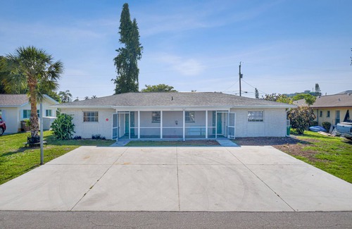 Caloosahatchee Apartment | Chic Cape Coral Studio – Near Yacht Club, Kitchen + Laundry