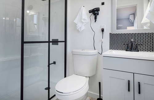 Caloosahatchee Apartment | Chic Cape Coral Studio – Near Yacht Club, Kitchen + Laundry