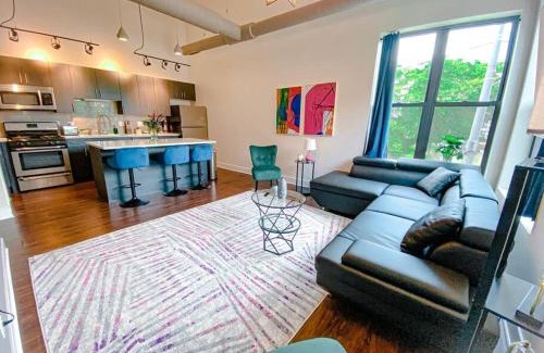 Near South Side Apartment | Chic & Central 420-Friendly 3BR Oasis with Optional Parking Near UIC, Roosevelt Station & Chicago's Top Attractions