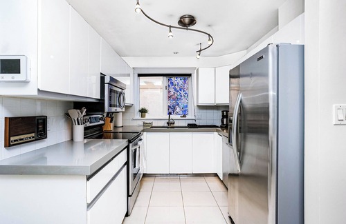 West Edmonton House | Chic Central 4BDRM Home-King Bed-AirHockey-Mins DT