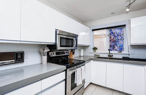 West Edmonton House | Chic Central 4BDRM Home-King Bed-AirHockey-Mins DT