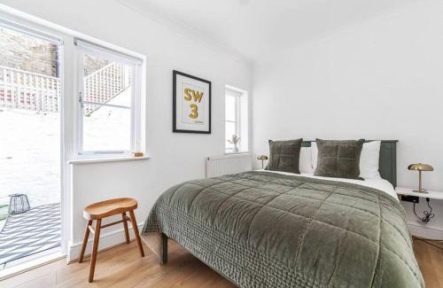 Chelsea Apartment | Chic Chelsea Apartment Steps from Kings Road