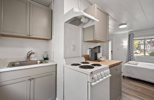 Near East Columbus Apartment | Chic City Retreat 93F – The Perfect Retreat for 2 in Highly Walkable Area!