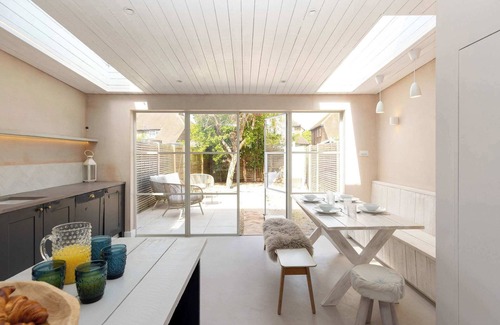 West Wittering House | Chic Coastal Retreat - 5-Min Stroll to Beach