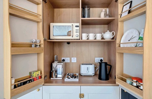 West Wittering House | Chic Coastal Retreat - 5-Min Stroll to Beach