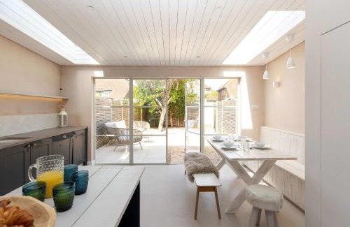 West Wittering House | Chic Coastal Retreat - 5-Min Stroll to Beach