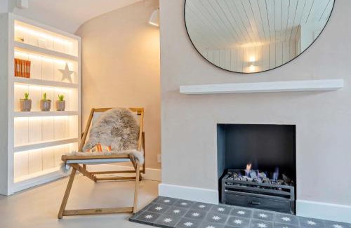 West Wittering House | Chic Coastal Retreat - 5-Min Stroll to Beach
