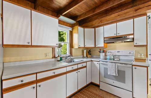 Old Lyme House | Chic Coastal Retreat with Short Walk to Beach