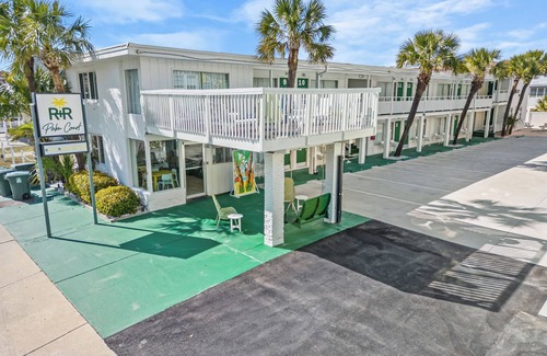 North Myrtle Beach Apartment | Chic Coastal Studio| 2 Beds | Steps From The Beach