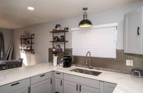 Raisin Condo | Chic condo with pool access- and beautiful courtyard inside home