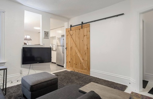 Junction Triangle House | Chic, Contemporary 4 BR home in Dream Location, short walk to major city transit