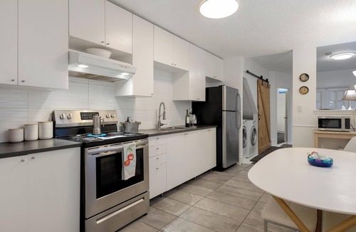 Junction Triangle House | Chic, Contemporary 4 BR home in Dream Location, short walk to major city transit