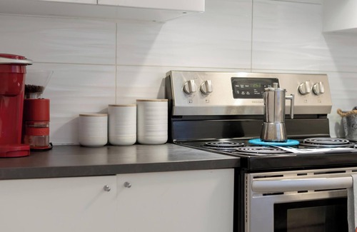 Junction Triangle House | Chic, Contemporary 4 BR home in Dream Location, short walk to major city transit
