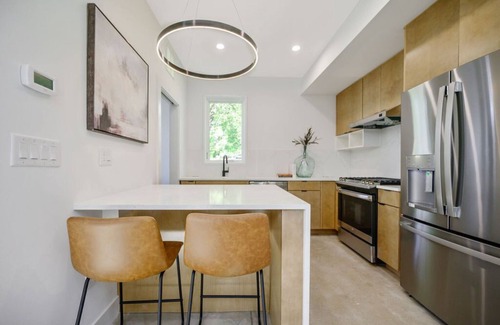 University Park Condo | Chic Contemporary Loft in Raleigh – Pet-Friendly & Centrally Located