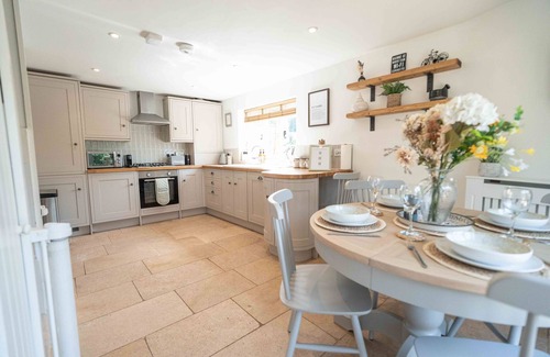 Bourton-on-the-Water Cottage | Chic Cottage - Central Bourton - Parking