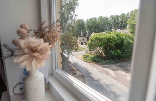 Bourton-on-the-Water Cottage | Chic Cottage - Central Bourton - Parking