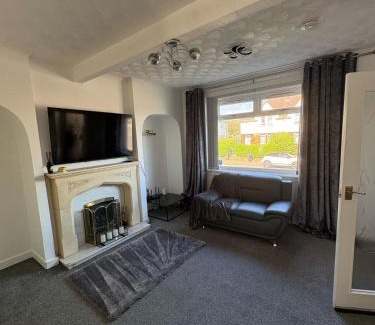 Kilmarnock House | Chic & Cozy 2BR Semi-Detached