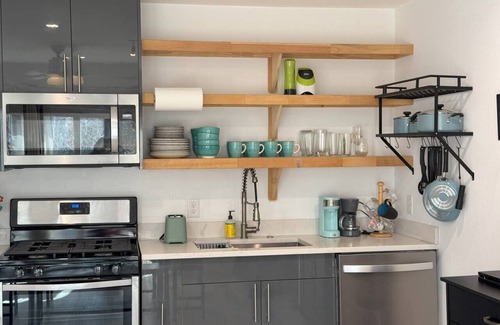 Blackshear-Prospect Hill Apartment | Chic, Cozy & Comfort Modern Room
