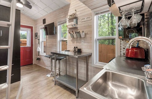 Roswell Cabin | Chic & Cozy Retreat: Modern Tiny Cabin for Two