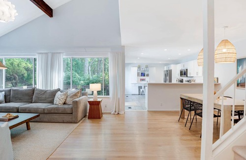East Hampton House | Chic East Hampton Hideaway with Deck, Community Pool & Tennis