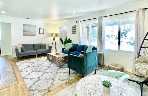 Chico House | Chic Family Getaway w/King bed + Secret Playroom