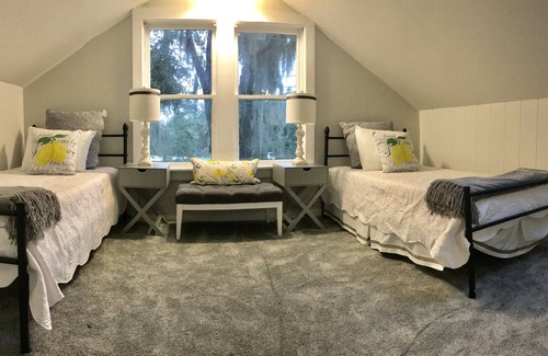 Sanford House | Chic Farmhouse - Sleeps 8 - near Orlando